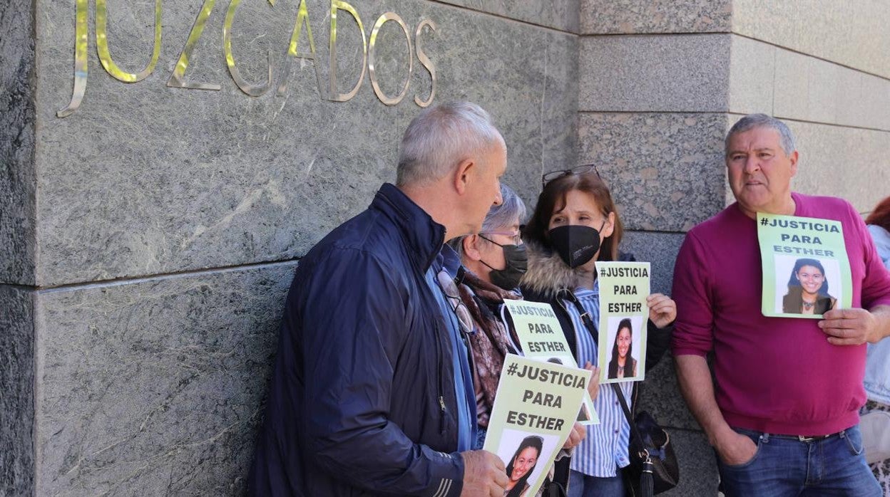 Vecinos de Traspinedo (Valladolid), esperan junto a la entrada a los juzgados de Valladolid la llegada del amigo de Esther López