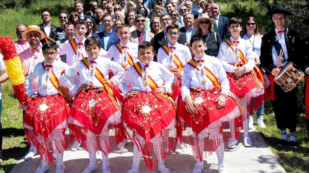 Niños danzantes ataviados con el traje típico