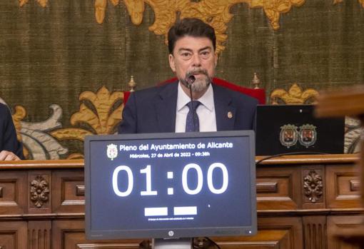 El alcalde de Alicante, Luis Barcala, durante el Pleno ordinario