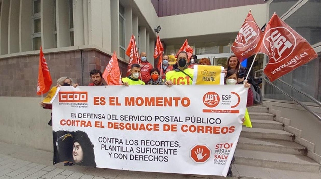 Los sindicatos se encierran en la oficina de Correos en Albacete para protestar por el «desguace» del servicio