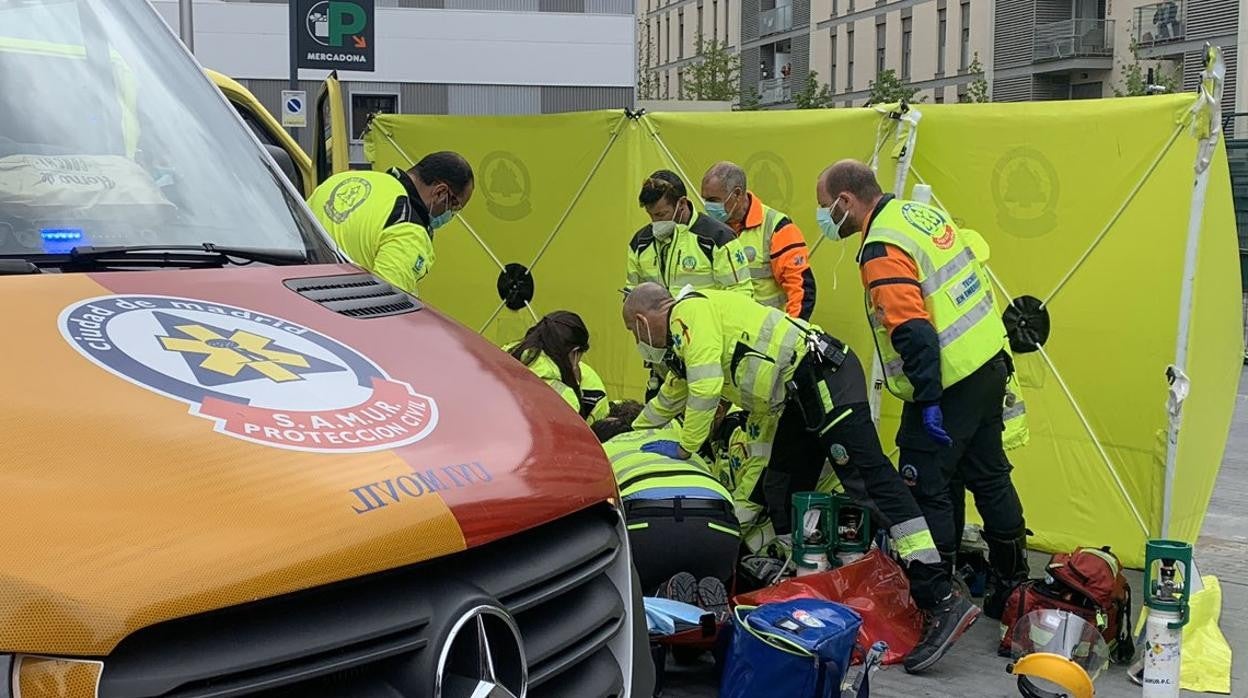 Un grupo de sanitarios atiende al joven agredido