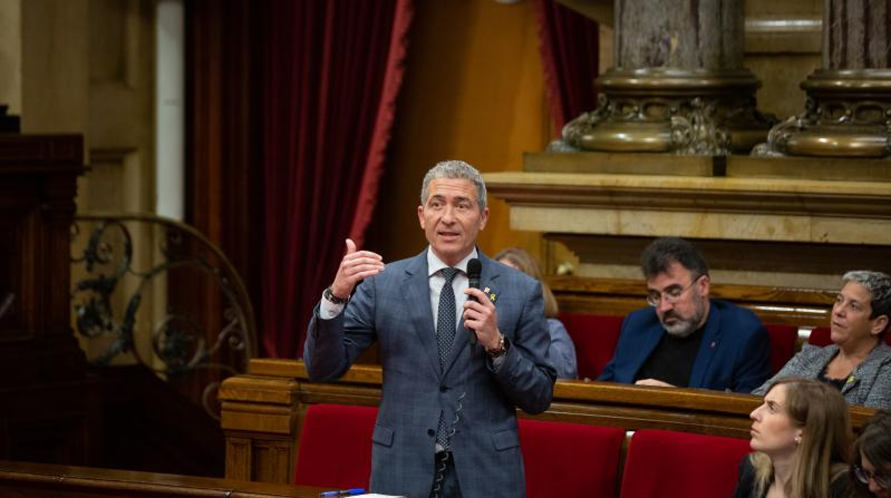 Josep Gonzàlez-Cambray, consejero de Educación, en el pleno del Parlamento de Cataluña, hoy