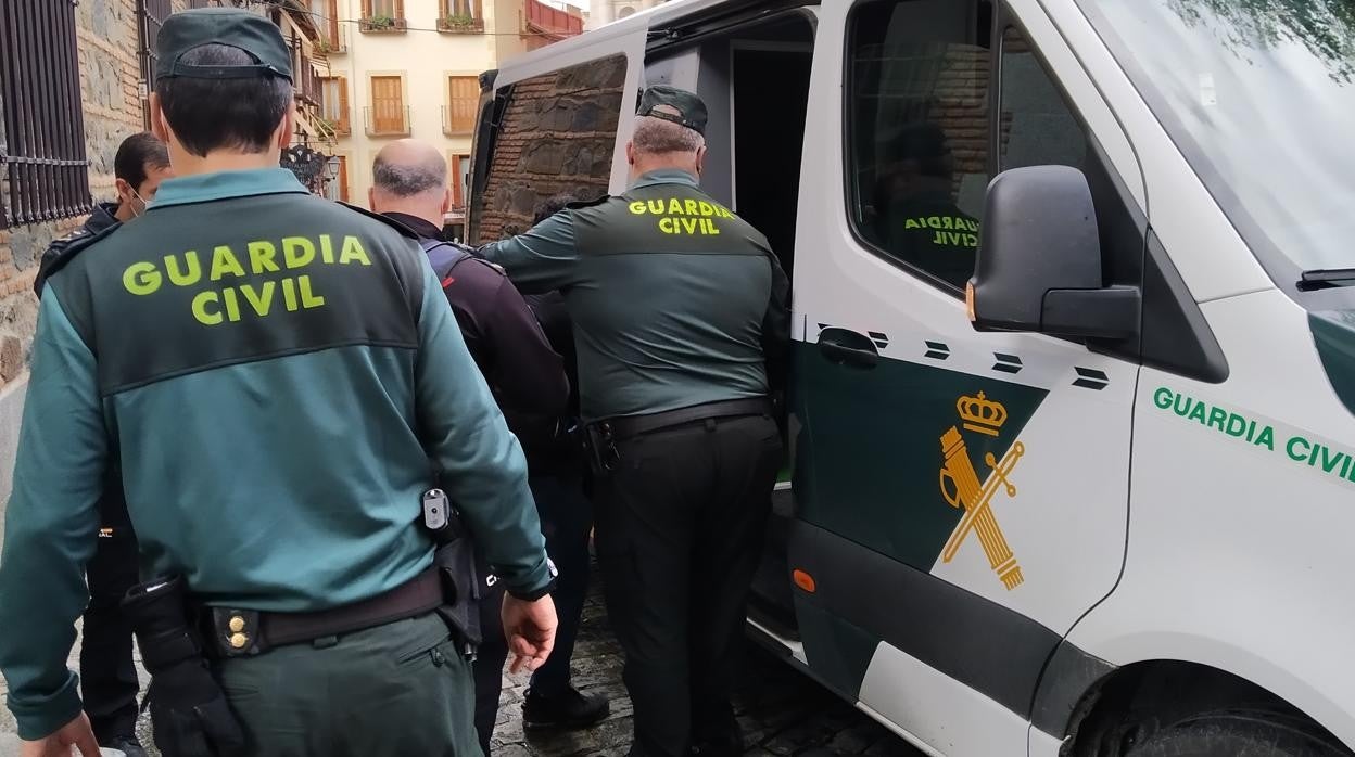 Uno de los acusados entra en el furgón para trasladarlo a la cárcel donde está preso