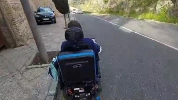 La batalla de un niño de 13 años por llegar en su silla de ruedas eléctrica hasta la Virgen del Valle en Toledo