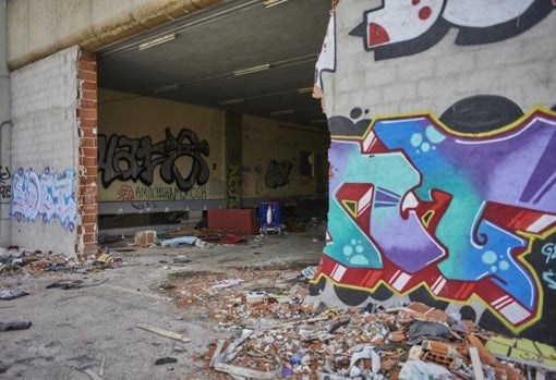 Uno de los muros principales, derribado y atestado de grafitis