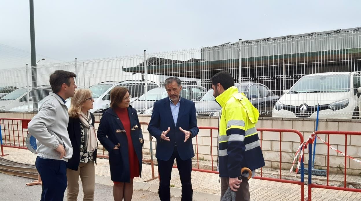 Momento de la visita a las obras de la red de agua del polígono industrial El Collet