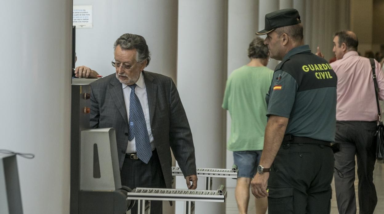 Una imagen de archivo del exvicealcalde de Valencia, Alfonso Grau, en una visita a los juzgados