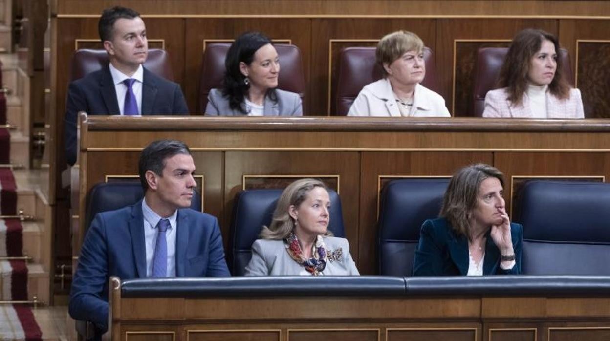 Pedro Sánchez, Nadia Calviño y Teresa Ribera en una sesión plenaria en el Congreso de los Diputados