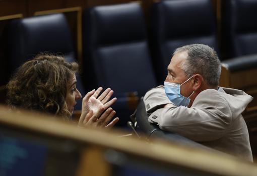 Imagen del portavoz parlamentario de Compromís, Joan Baldoví, conversando con la ministra de Hacienda, María Jesús Montero, al término del pleno celebrado este jueves en el Congreso