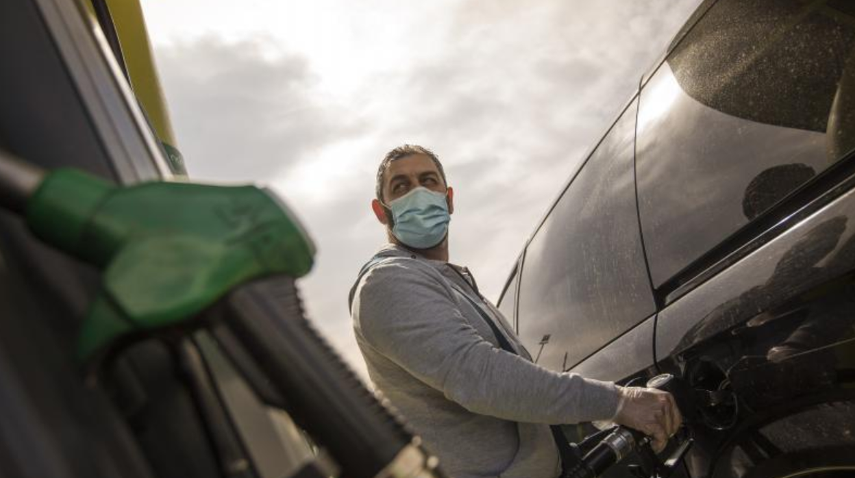 Un hombre se dispone a echar gasolina a su vehículo en una estación en Zaragoza