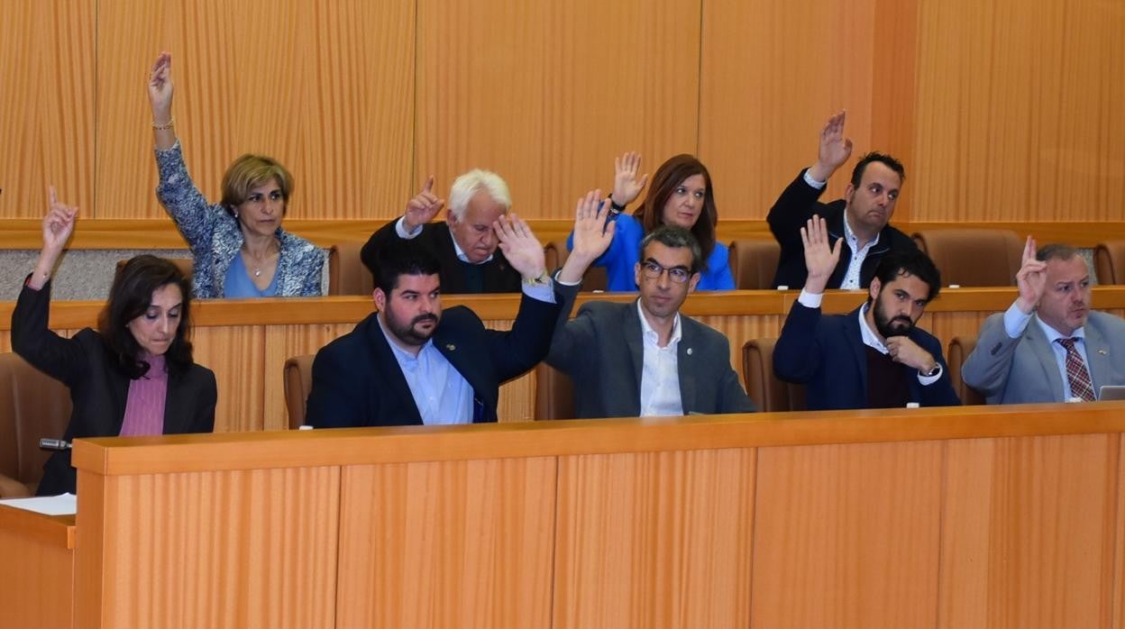 Concejales durante la votación