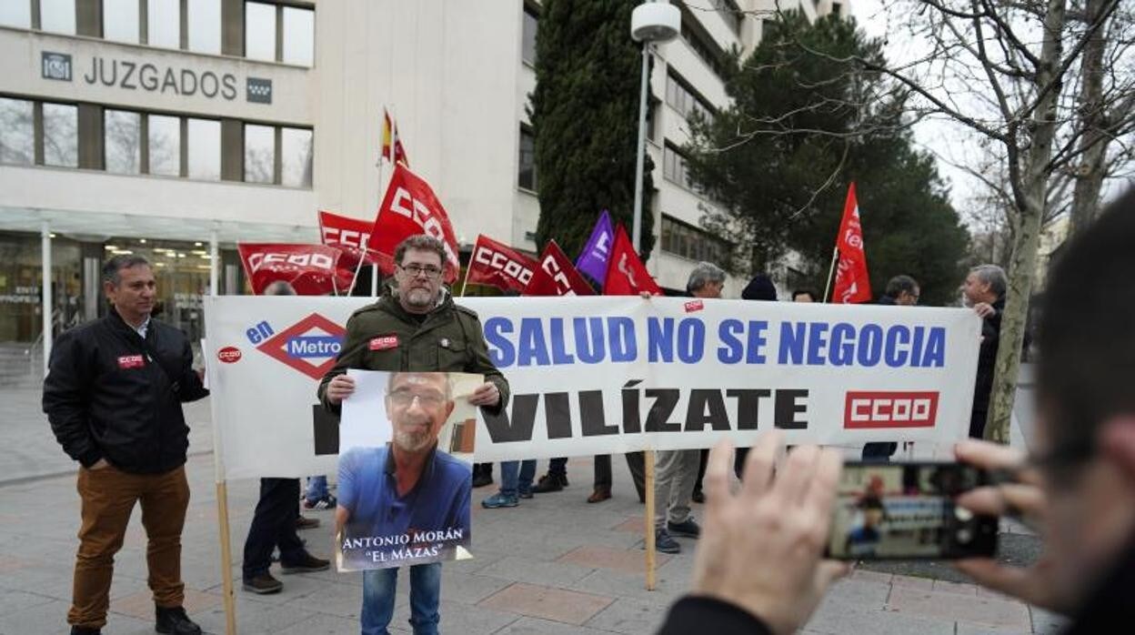 Imagen de archivo de una movilización de los sindicatos de Metro de Madrid frente a los juzgados