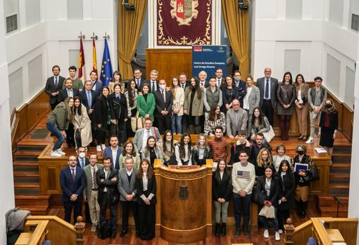 Todos los asistentes a la jornada celebrada en el Parlamento autonómico