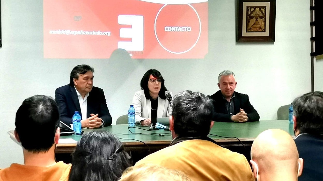 Tomás Guitarte, Cristina Armunia y Ángel Ceña durante la presentación de España Vaciada Madrid