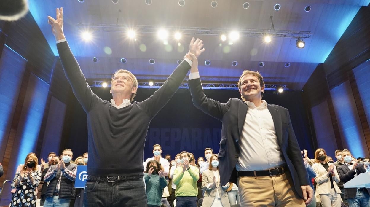 El presidente del PP, Alberto Nuñez Feijóo, junto al presidente popular de Castilla y León, Alfonso Fernández Mañueco