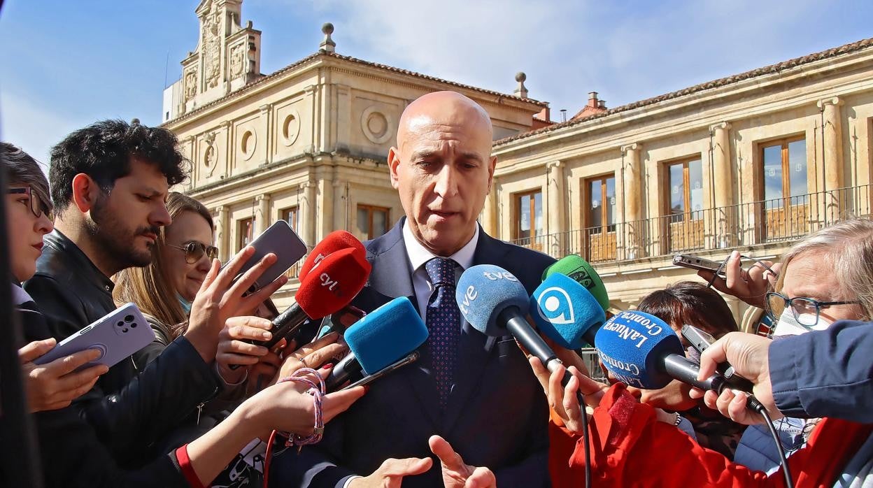 El alcalde de León, durante su comparecencia ante los medios