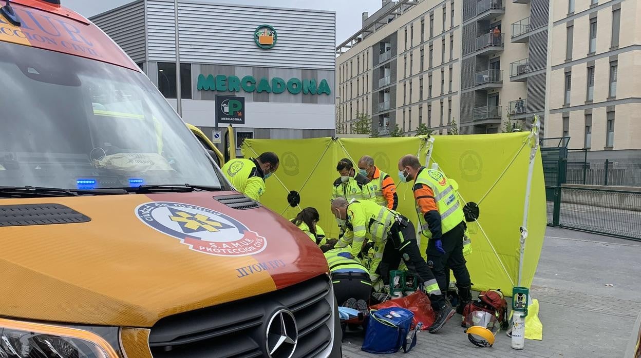 El Samur atiende a la víctima mortal en Villaverde