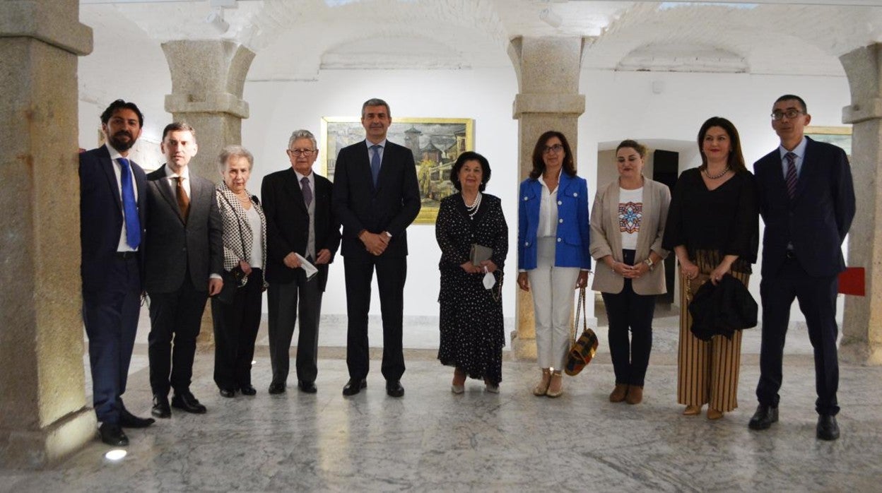 Álvaro Gutiérrez junto a la familia del pintor