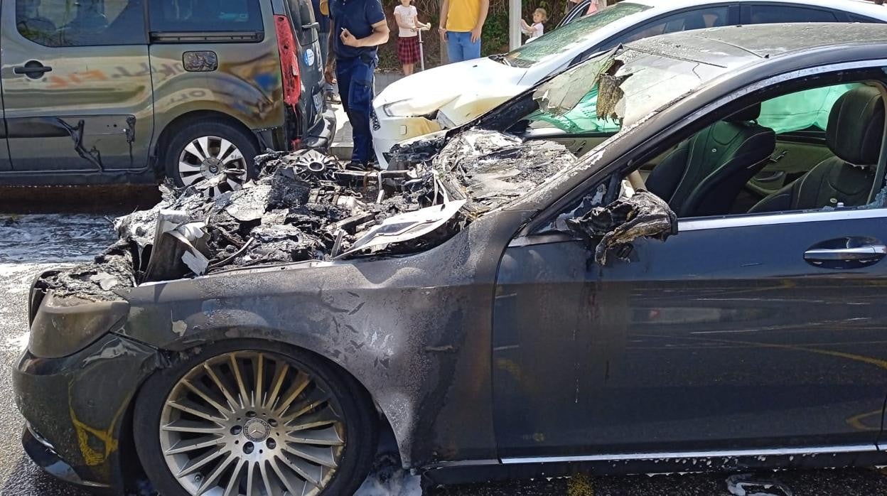 Una imagen del coche de Bou, calcinado