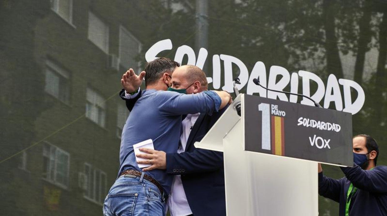 El líder de Vox, Santiago Abascal, abraza al secretario general de Solidaridad, Rodrigo Alonso, en el primer Día Internacional de los Trabajadores que celebró el sindicato, en 2021