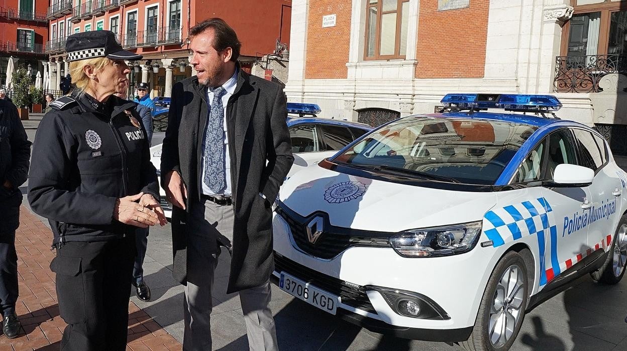 El alcalde Óscar Puente junto a la jefa de la Policía de Valladolid