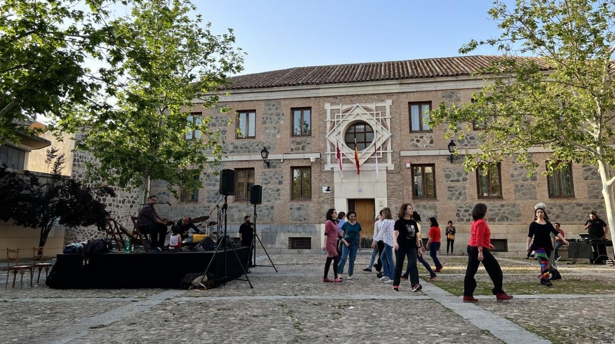 Susana Sánchez,con música en directo de los músicos Luis Gálvez y Renzo Ruggiero, en la plaza Padilla