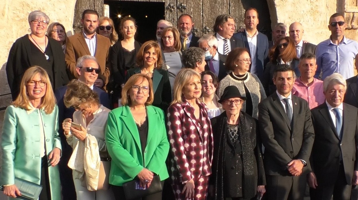 Foto de familia, con los premiados, las autoridades y la asociación 'Hidalgos Amigos de los Molinos'