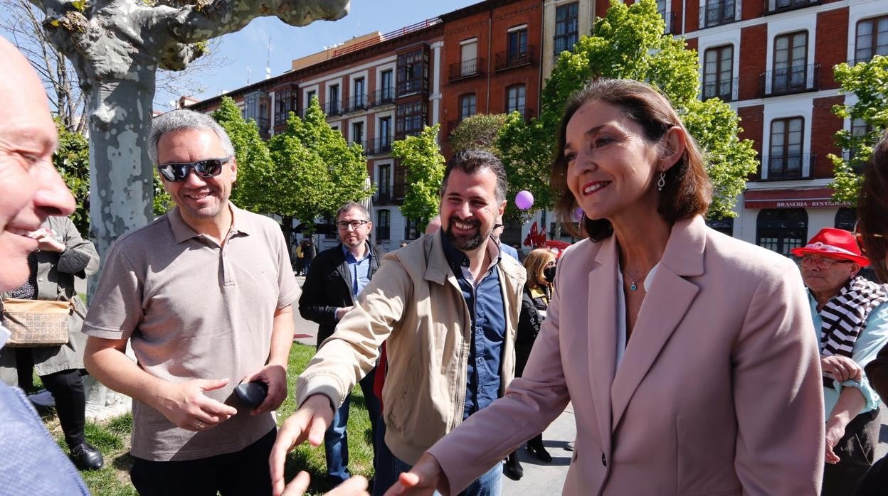 Izquierdo, Tudanca y Reyes Maroto saludan a Temprano (UGT) antes de comenzar la manifestación en Valladdolid