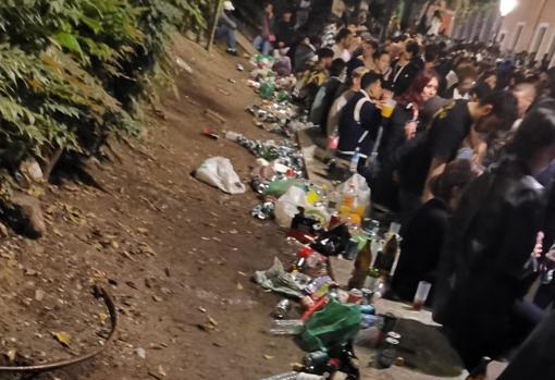 Macrobotellón por el Dos de Mayo: fin de semana de desfase de alcohol en Malasaña, ante el hartazgo de los vecinos