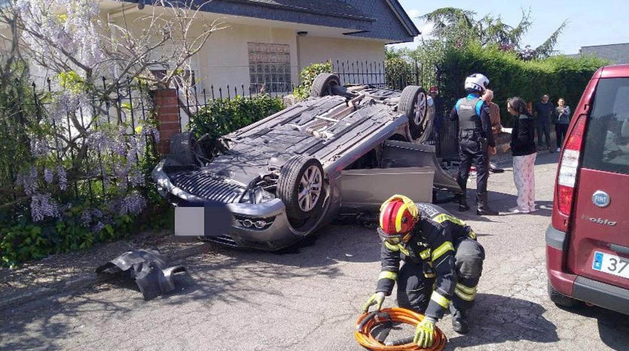 Accidente de un vehículo que colisionó con otros dos que estaban estacionados en la calle Madreselva de la urbanización Patricia de Ponferrada