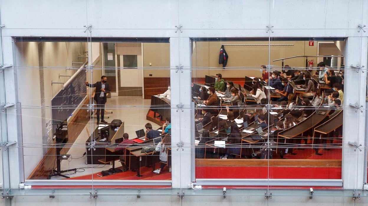 Un profesor imparte clases en el recinto de la Ciutadella de la Universidad Pompeu Fabra de Barcelona