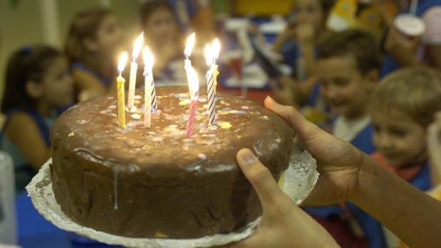 Celebran el cumpleaños de su hijo en un parque de bolas y huyen sin pagar por la puerta de atrás