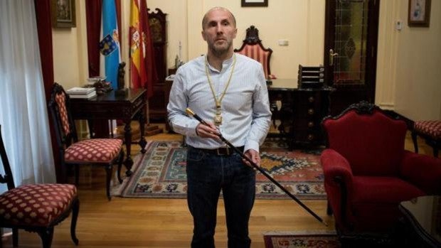 Jácome empuja a una sindicalista y alega que se defendió de una agresión acústica