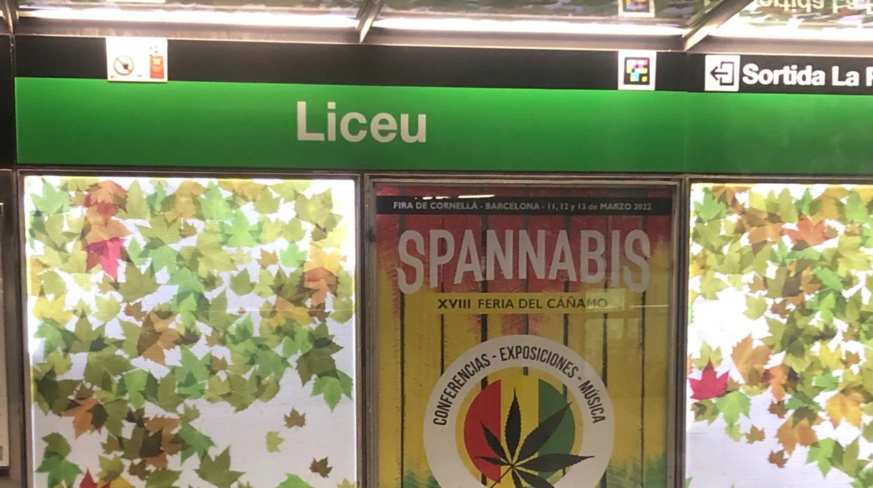 Anuncio de la Feria del cáñamo 'Spannabis' situado en la parada de metro de Liceu