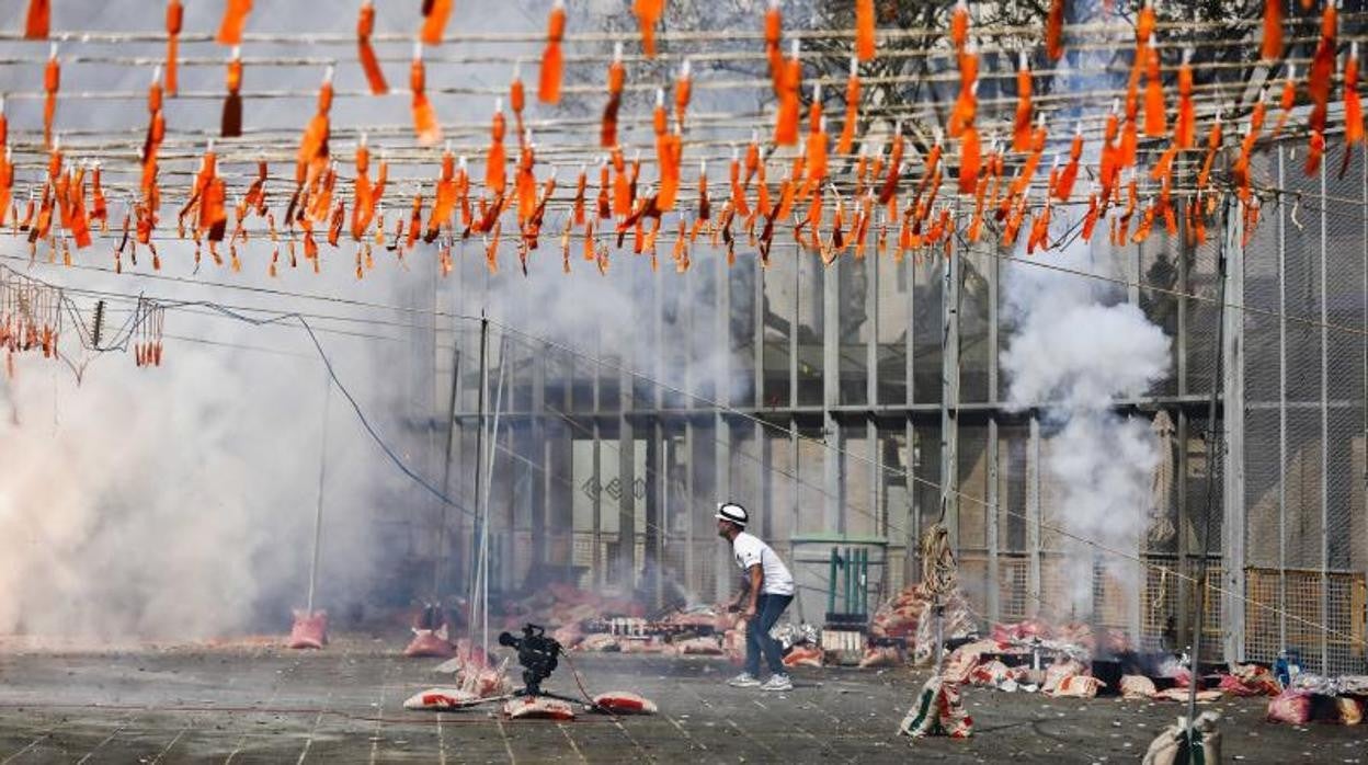 Imagen de una mascletà disparada durante las Fallas 2022 de Valencia