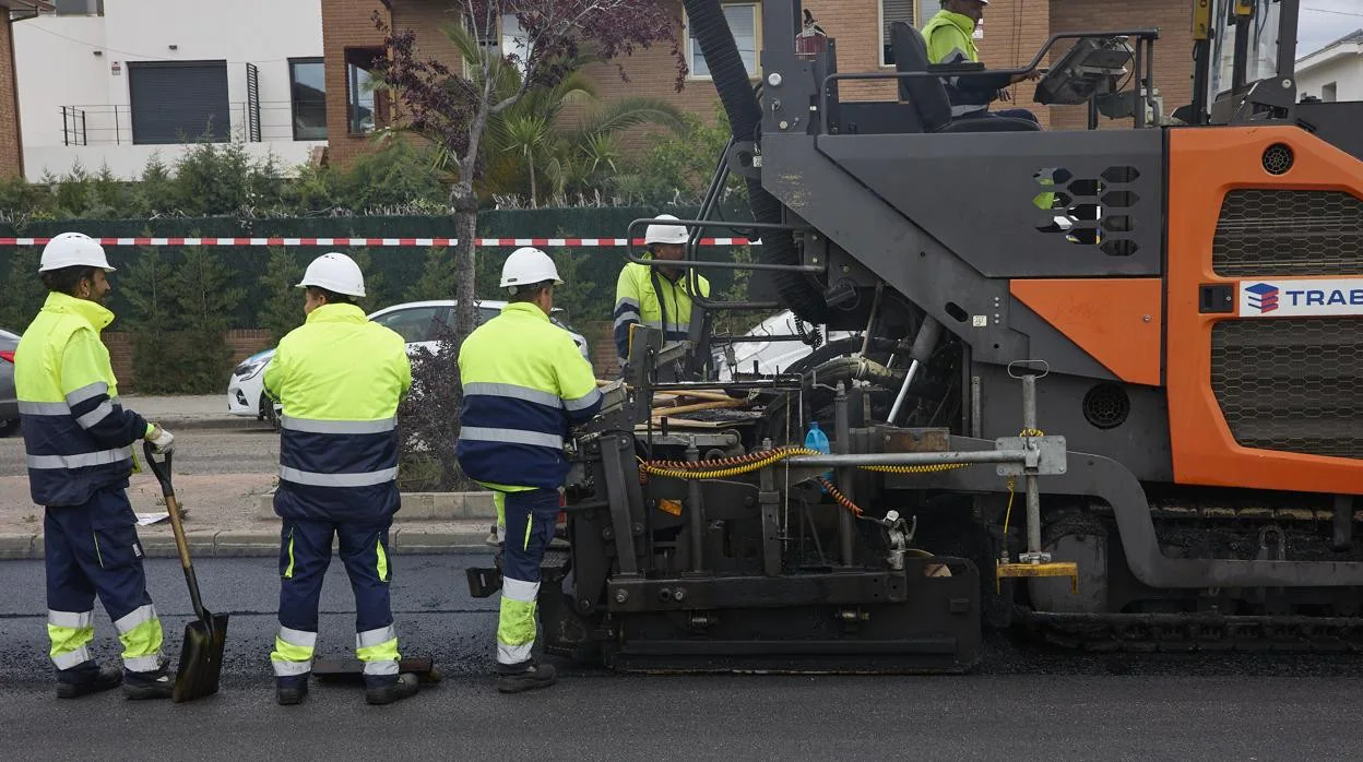 Operarios trabajan en una calle del distrito de Barajas en la operación asfalto de este año