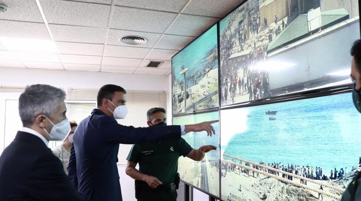 Marlaska y Sánchez durante su visita a Ceuta el 18 de mayo