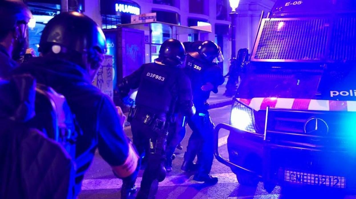 Dispositivo de los Mossos durante los disturbios por Hasél en Barcelona