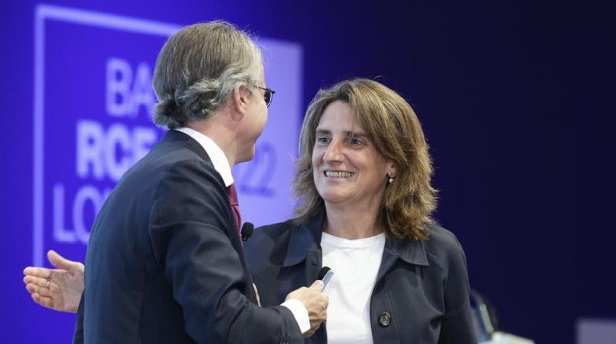 La ministra Ribera, junto al presidente del Círculo de Economía, Javier Faus