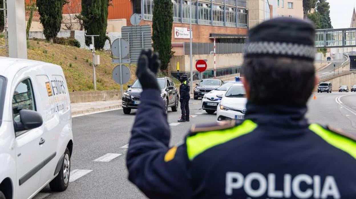 Un agente de la Guardia Urbana regula el tráfico en Barcelona /