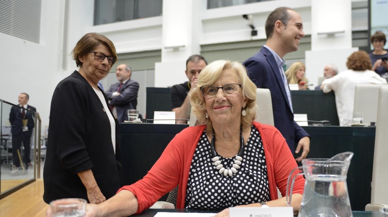 Manuela Carmena, exalcaldesa de Madrid, junto a Inés Sabanés, anterior delegada de Medio Ambiente y Movilidad