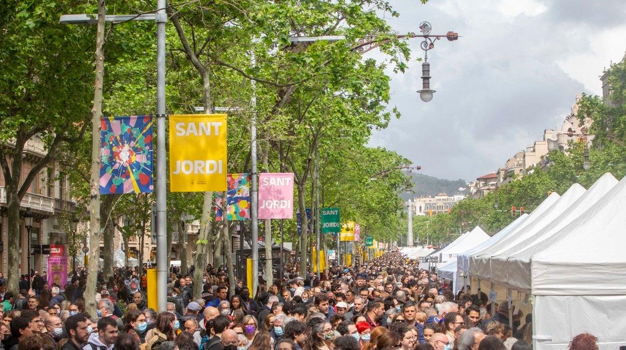 Ambiente en el centro de Barcelona antes de la primera tormenta