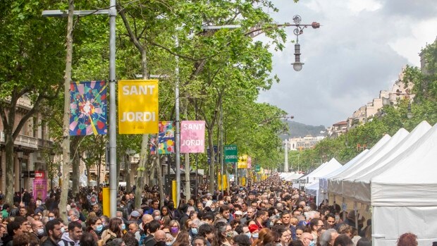 El Sant Jordi de la granizada facturó 22,5 millones de euros y vendió 1,5 millones de libros, un 1,5% más que en 2019