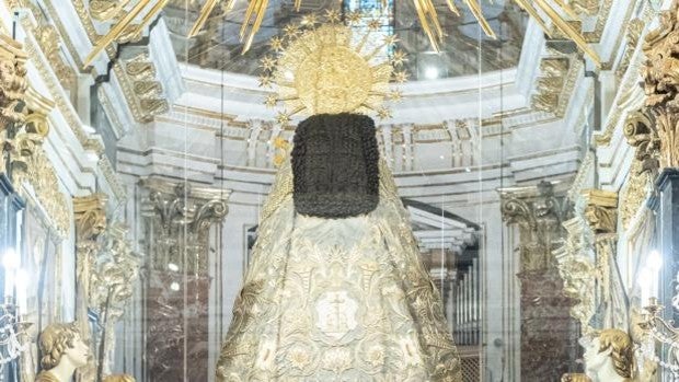 Festividad de la Virgen de los Desamparados 2022 en Valencia: así es el manto que luce la Mare de Déu