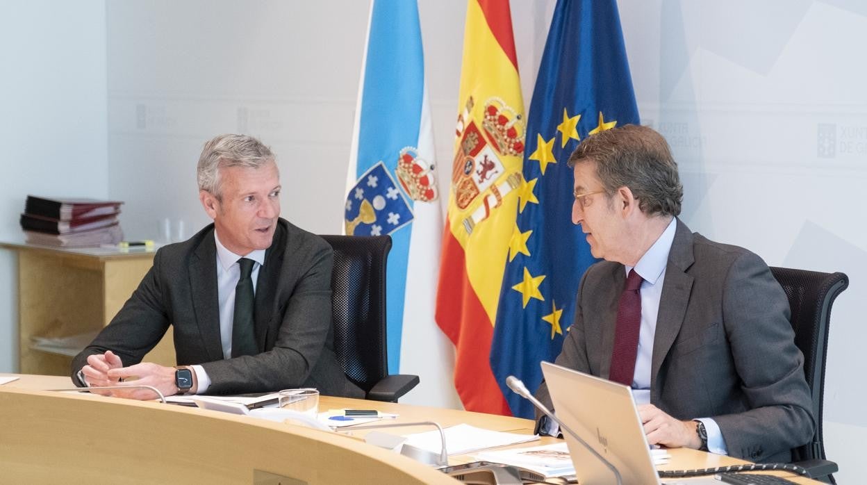 Alberto Núñez Feijóo, con Alfonso Rueda, en la reunión del Consello de este jueves