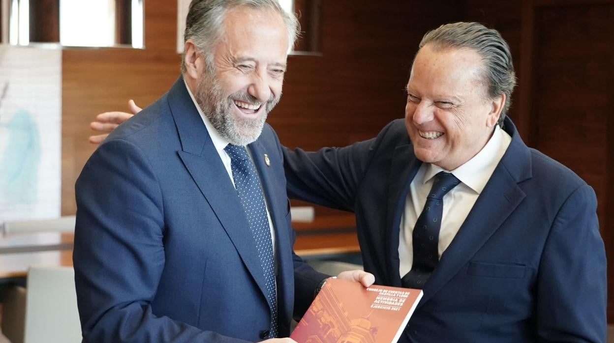 El presidente de las Cortes, Carlos Pollán, recibe la Memoria del Consejo de Cuentas de Castilla y León