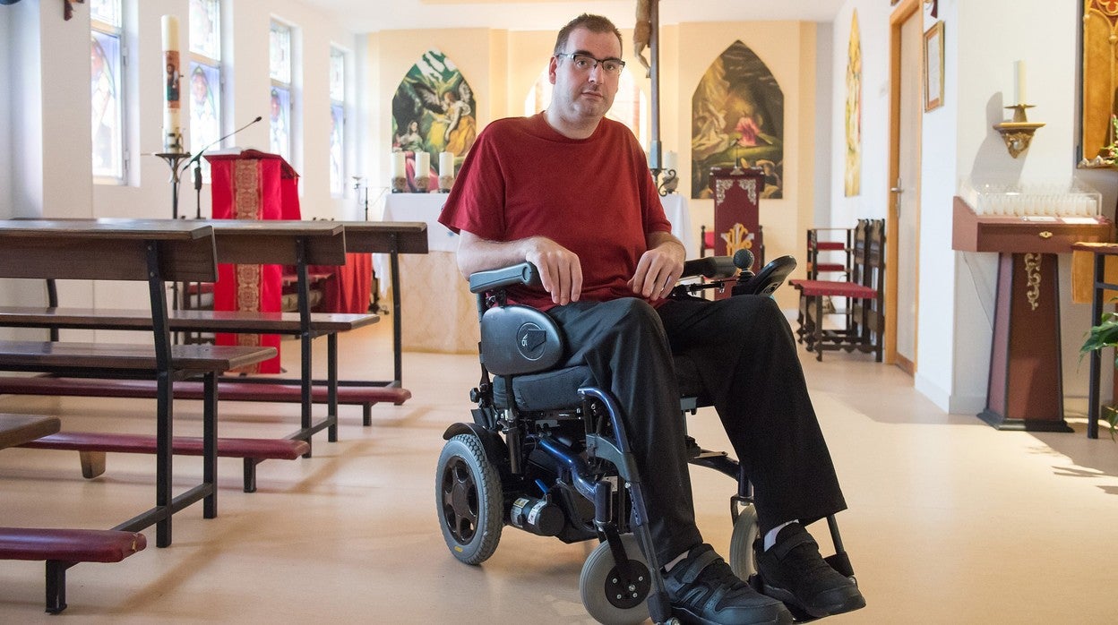 José Luis Loriente, párroco de Villarejo de Salvanés, en la capilla del Hospital Nacional de Parapléjicos