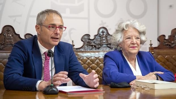 María Ángeles Durán, 'honoris causa' por la Usal: «Sigo trabajando porque pienso que el mundo se merece que lo dejemos un poco mejor»