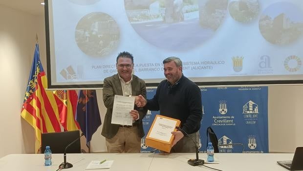 La Diputación de Alicante entrega a Crevillente el Plan Director del sistema hidráulico Qanats