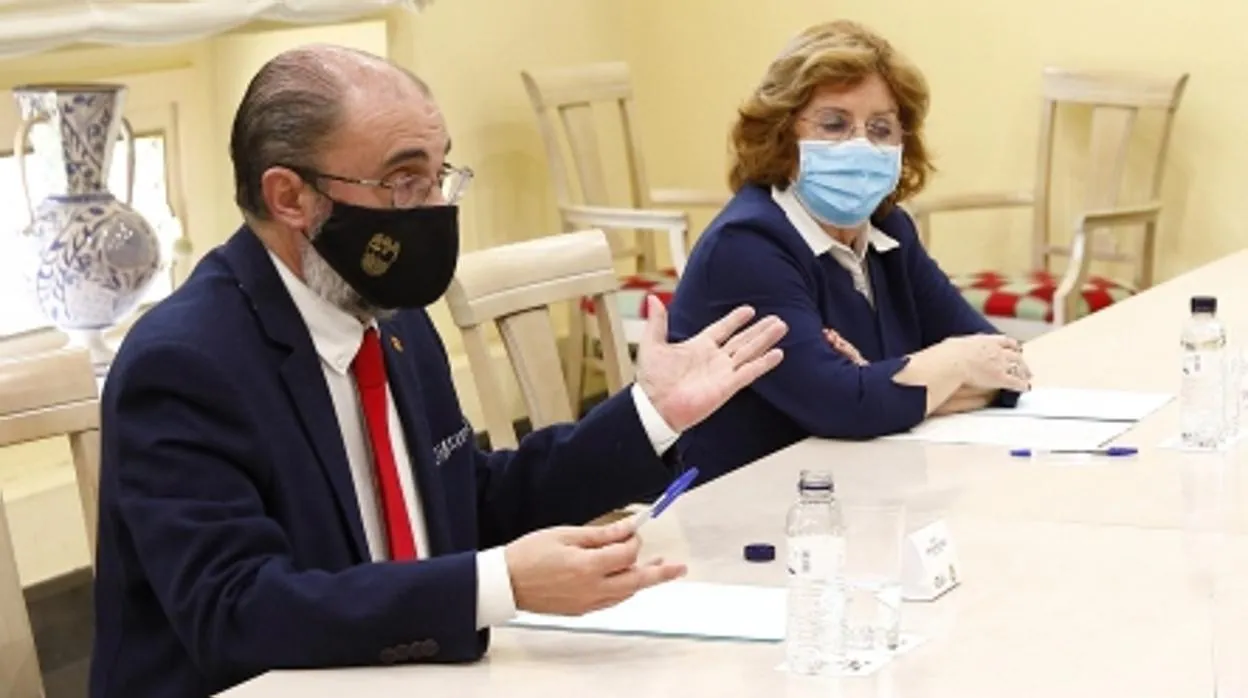 El presidente aragonés, Javier Lambán (PSOE), y su consejera María Victoria Broto, cuyo departamento tramitó el sospechoso contrato de las mascarillas y guantes